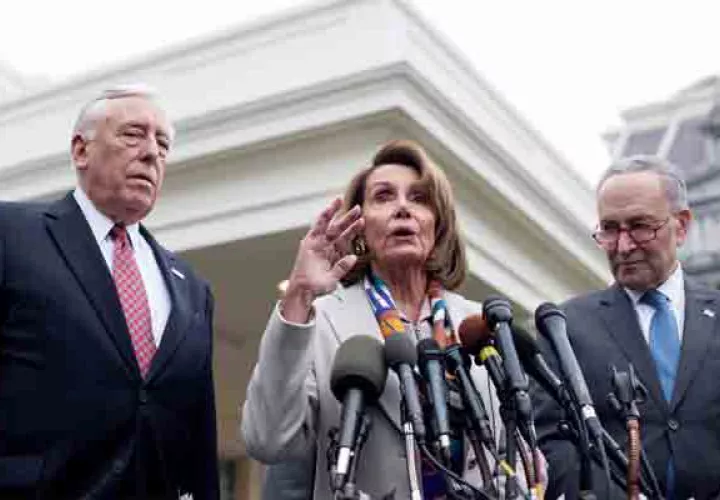 La líder de la minoría demócrata, Nancy Pelosi (i), el líder de la minoría demócrata en el Senado, Chuck Schumer, hablan sobre la reunión con el presidente Donald Trump. FOTO/EFE