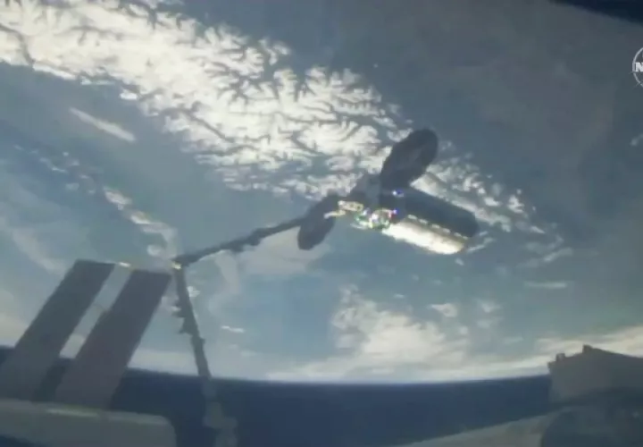 Esta fotografía proporcionada por la NASA muestra un barco de carga que llega a la Estación Espacial Internacional. FOTO/AP