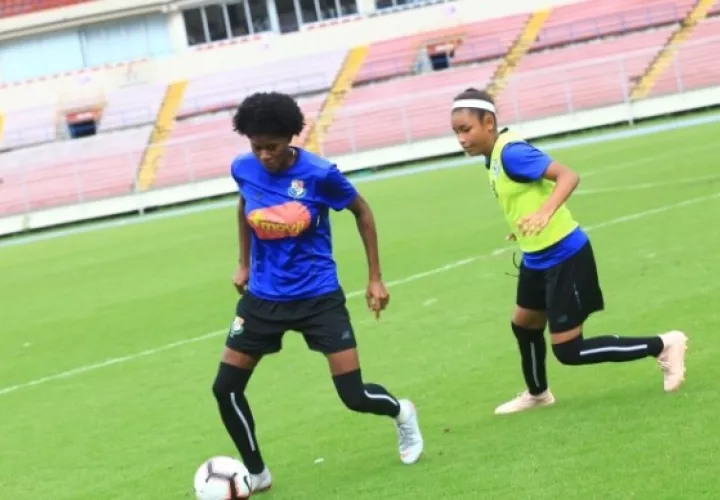 Natalia Mills conduce el balón en los entrenamientos del seleccionado panameño. Foto: Anayansi Gamez