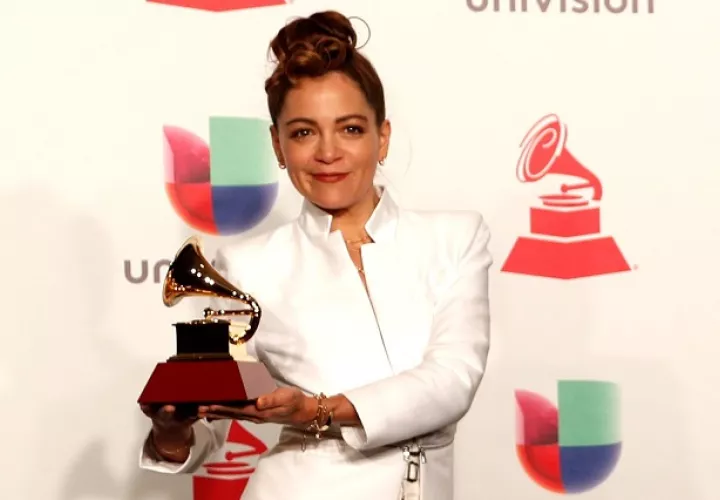 Natalia Lafourcade fue captada con un gesto de pocos amigos. EFE