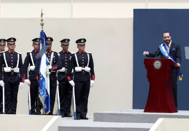 Tras ser juramentado por el presidente de la Asamblea Legislativa, Norman Quijano, ante cientos de invitados especiales, incluidos 7 jefes de Estado, y ciudadanos, Bukele se convirtió en el mandatario más joven de la historia democrática salvadoreña.