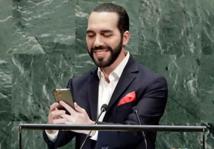 Y poco después, cumplió su palabra y difundió la foto a través de su perfil de Twitter, en la que se aprecia el símbolo de Naciones Unidas sobre el fondo dorado de la sala de la Asamblea General.