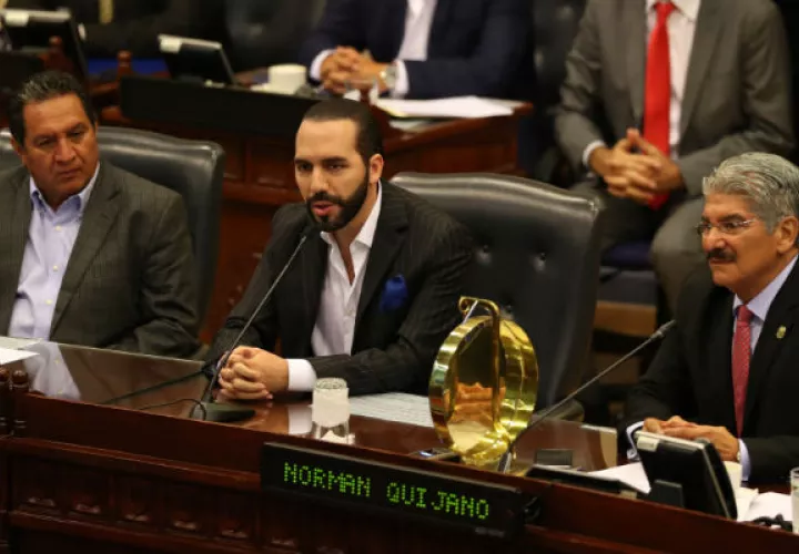 El presidente salvadoreño, Nayib Bukele (c), ante la Asamblea Legislativa de El Salvador . Foto: EFE.