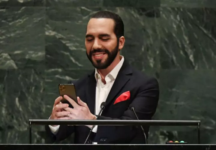 Nayid Bukele se tomó el selfie en la ONU con un iPhone 11 Pro. Foto: EFE.