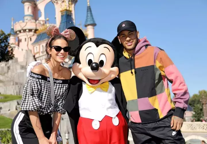 Neymar junto a su novia en el centro de atracciones. Foto EFE