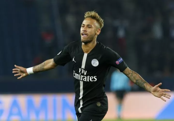 Neymar celebra uno de sus goles en la Champions. Foto AP