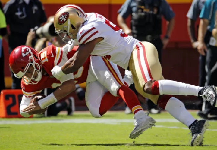 Patrick Mahomes de los Chiefs de Kansas City (izq.) es bloqueado por Malcolm Smith del San Francisco 49ers. Foto:AP