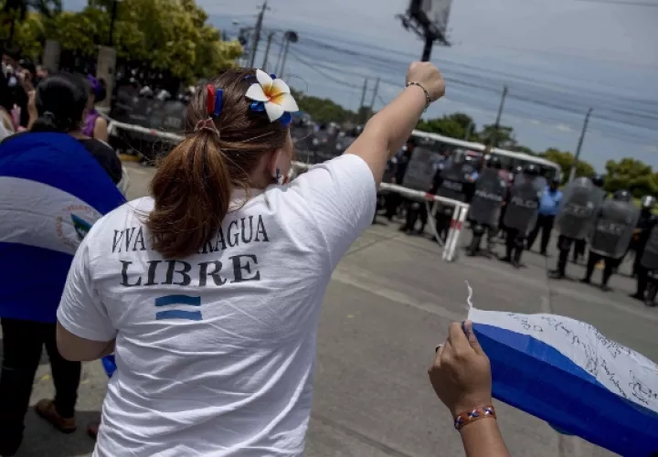 Los manifestantes vistieron de azul y blanco, soltaron globos o confetis con los mismos colores, bailaron el "son nica", y alzaron la bandera nacional de Nicaragua, para honrar a la patria, acciones por las que anteriormente algunas personas han sido condenadas a varios años de prisión. FOTO/EFE