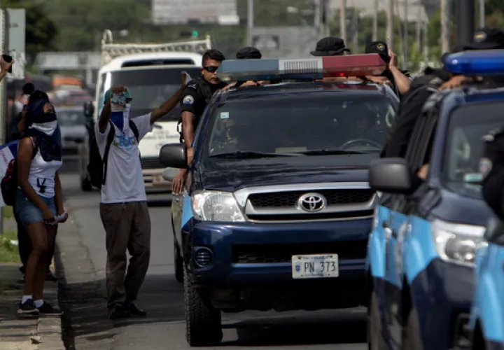 La policía nicaragüense vigila las protestas contra el presidente Daniel Ortega. FOTO/EFE