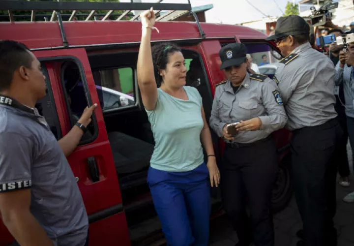 La presa política Adilia Peralta Cerratos (c) celebra luego de ser liberada. Foto: EFE