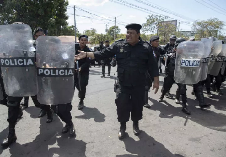 Algunas de las caravanas de policías se asentaron en intersecciones y otros puntos estratégicos.