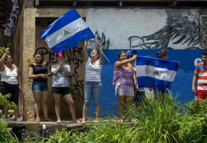 Un grupo de manifestantes, que se desprendió de la marcha, intentó burlar el cordón policial para seguir la marcha por el rumbo inicialmente previsto.