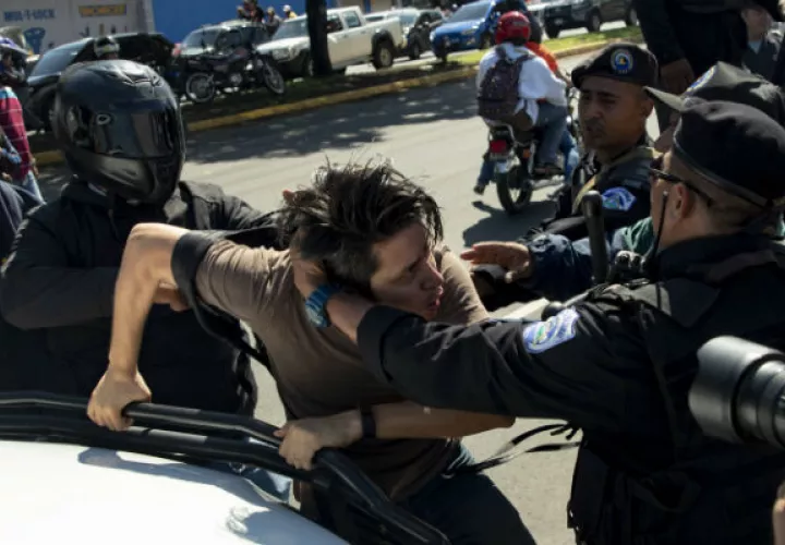 Los agentes policiales arrastraron por el pavimento a jóvenes, adultos y ancianos para llevarlos hasta los coches de patrulla del cuerpo de seguridad.