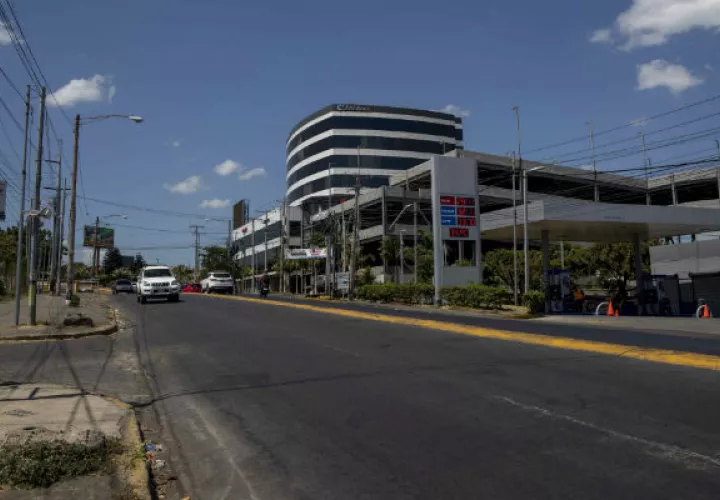También se denunciaron agresiones de oficiales a periodistas y su irrupción a centros de comercio privados para capturar a los manifestantes.