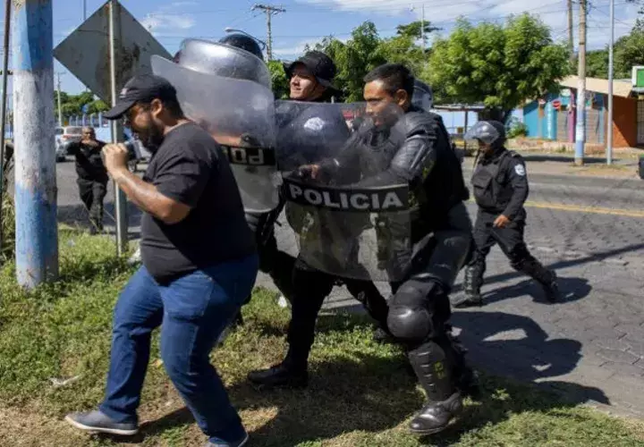 La Policía de Nicaragua allanó y se tomó por la fuerza el edificio donde funcionan las revistas digitales Confidencial y Niú, y los programas televisivos Esta Semana y Esta Noche.