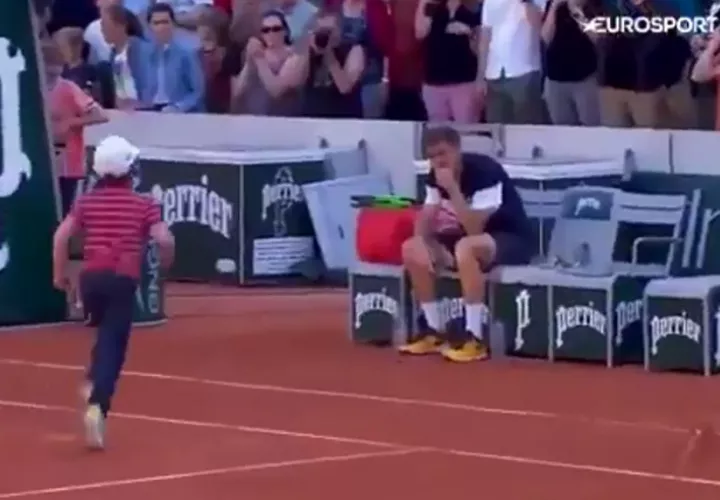 Natanel corre para abrazar a su padre, Nicolas Mahut. Foto Captura