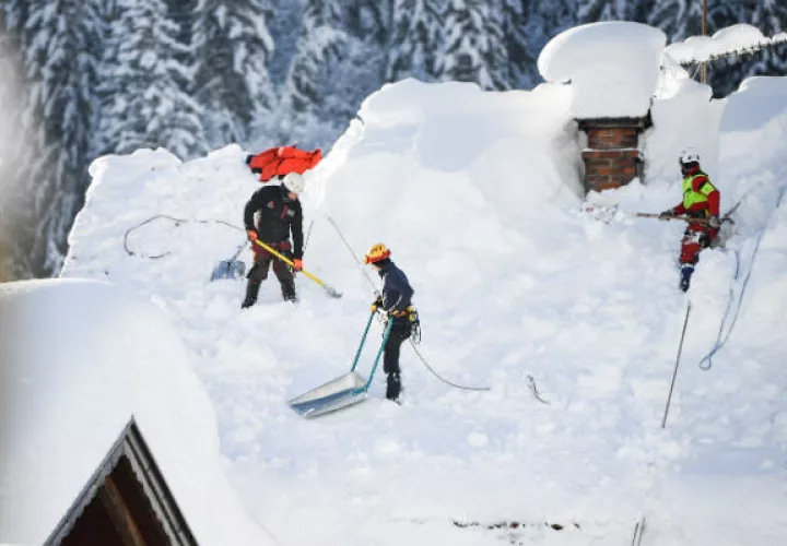 En Alemania, operarios retiran nieve de los techos. Foto: EFE.