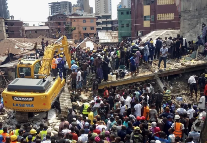 Los servicios de emergencia y la gente local excavan en el lugar después del colapso de un edificio escolar en un vecindario densamente poblado de Lagos, Nigeria. FOTO/AP
