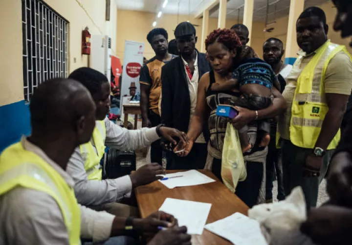 Una vez verificados sus documentos de viaje, los repatriados recibieron dinero del Gobierno nigeriano. Foto/ KC Nwakalor para The New York Times.