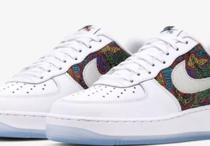 Zapatilla Nike con diseño de molas Gunas. 