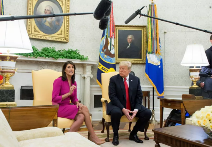 El presidente estadounidense, Donald Trump, y la embajadora ante la ONU, Nikki Haley, atienden a los medios durante la reunión en el Despacho Oval de la Casa Blanca. FOTO/EFE