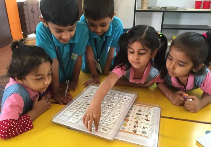 Niñas y niños trabajan con el abcdEnglish en una escuela de Gujarat India. La metodoogía les permite actuar en equipo y compartir experiencias y conocimientos al aprender jugando. Foto: Cortesía.