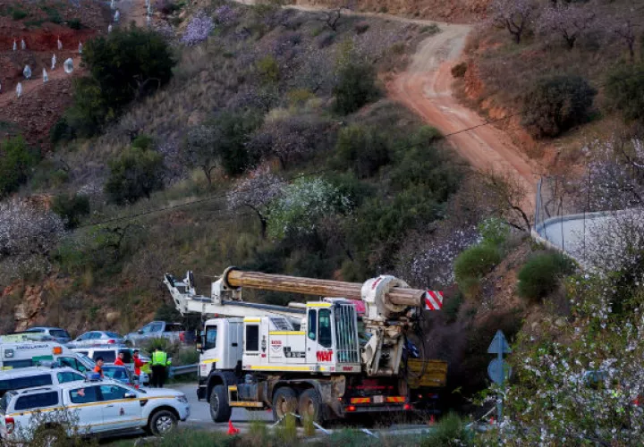 La perforación del túnel horizontal, que aprovechaba el desnivel del terreno, se ha revelado impracticable debido a que los trabajos toparon con unas rocas y a la inestabilidad del terreno.