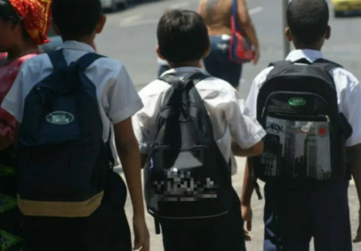 Observe si el niño se inclina hacia adelante. Indica que tiene exceso de peso en la mochila. EPASA.