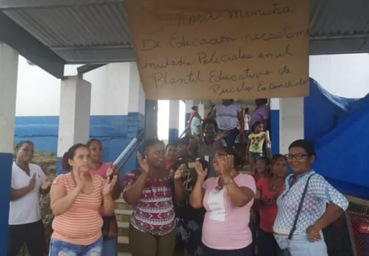 Padres de familia, en su mayoría mujeres, protestaron en los predios de la escuela República de Sudáfrica. Foto: Diómedes Sánchez S. 