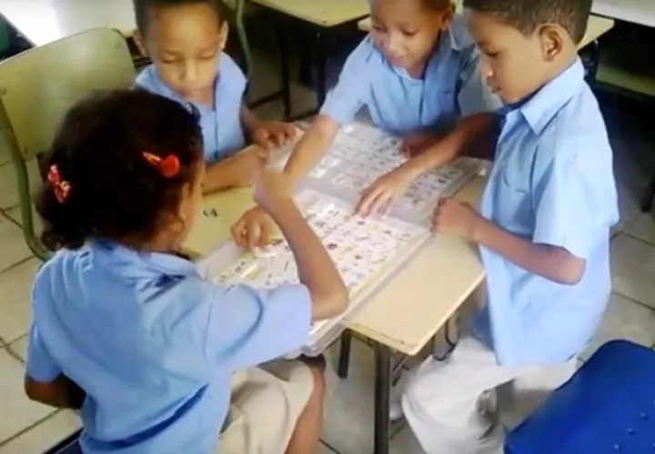 Niños de las escuelas públicas de República Dominicana, juegan para aprender. Los aprendizajes tradicionales tales como la lectoescritura y la matemática básica, se perfeccionados con habilidades de colaboración, resolución de problemas y creatividad La clase se convierte en una laboratorio de experiencias que se comparten de manera agradable. Foto: Cortesía.