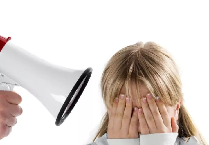 Los gritos  pueden ser una de las primeras reacciones de los padres ante un berrinche.