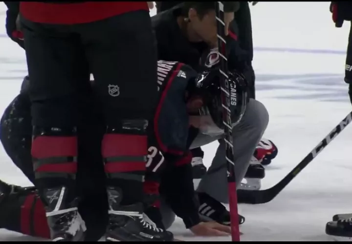 Andrei Svechnikov intenta levantarse.