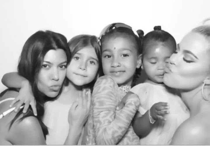 North West con sus primas y tías. 