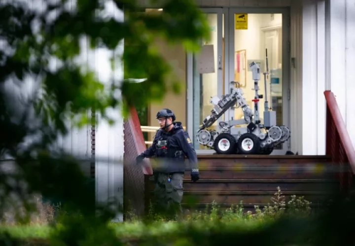 Un oficial de policía con un robot en el lugar de un tiroteo dentro de la mezquita del centro islámico al-Noor en Baerum, a las afueras de Oslo, Noruega. FOTO/AP