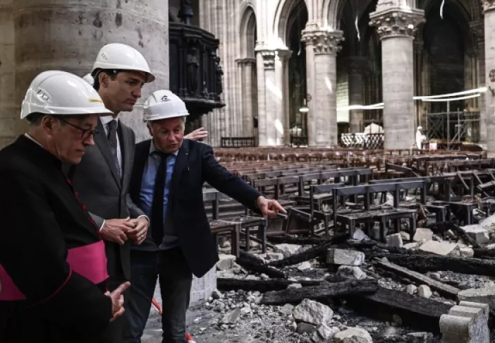 El primer ministro canadiense, Justin Trudeau (c), el rector de la Catedral de Notre Dame, Patrick Chauvet (i), y el arquitecto jefe de Notre Dame, Philippe Villeneuve (d), visitan la Catedral de Notre Dame en París. FOTO/EFE