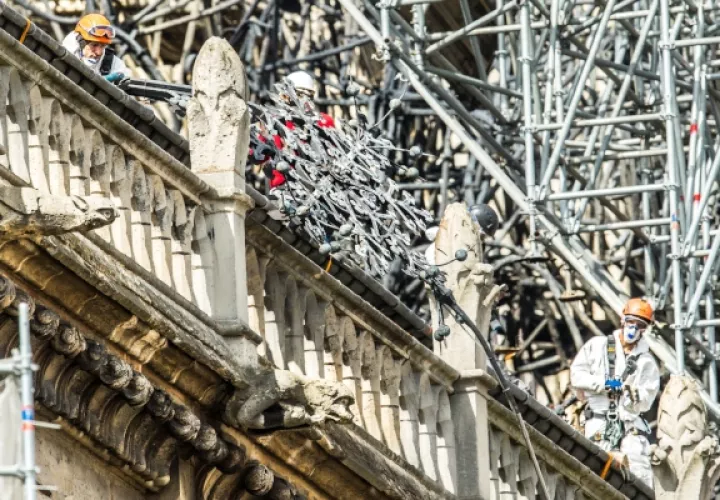 Vista de los trabajos de consolidación en la fachada de la Catedral de Notre Dame. FOTO/EFE