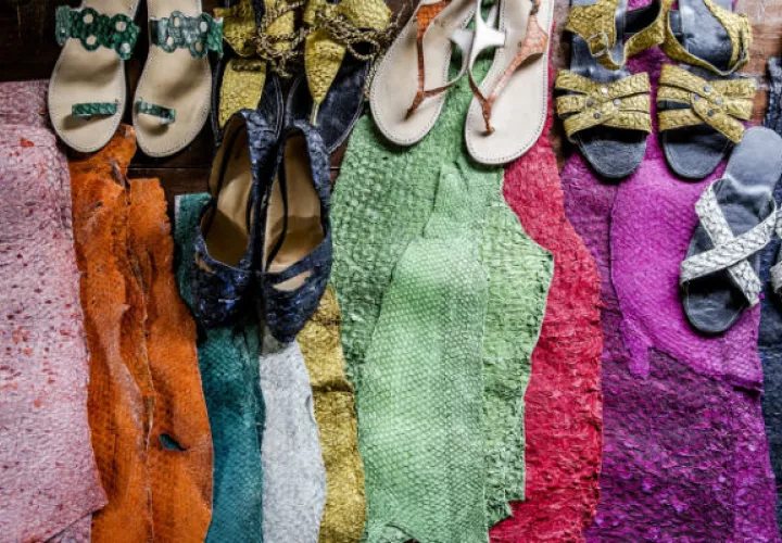 Sandalias con pieles de pescado del lago Turkana.