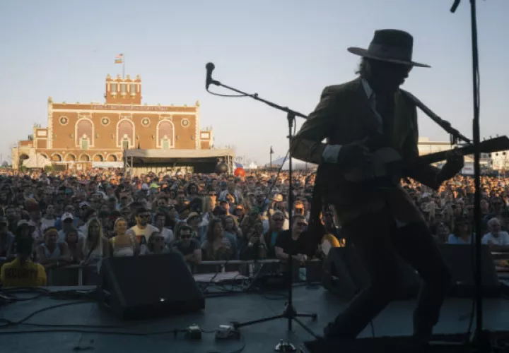 Asbury Park, Nueva Jersey, tuvo una buena escena musical en los 70. Donavon Frankenreiter tocando el mes pasado. Foto/ Ben Sklar para The New York Times.