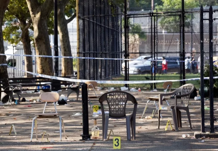  El comisionado de la policía dijo que entre 2,000 y 3,000 personas asistieron al evento organizado al lado de un parque de niños, y que la zona estaba resguardada por unos 100 policías. FOTO/AP