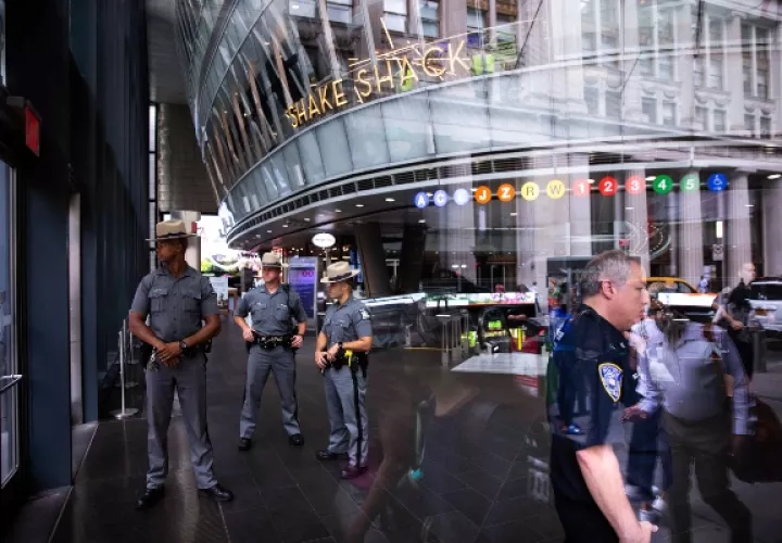 Dos artefactos provocaron una evacuación y el trastorno en los viajes en la hora pico en el metro de Nueva York. FOTO/AP