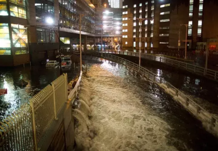 El agua de mar inunda la entrada al Túnel de Brooklyn Battery durante la Supertormenta Sandy en Nueva York. FOTO/AP