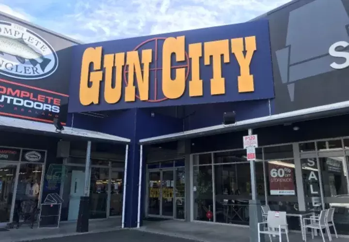 Brenton Tarrant, obtuvo su permiso de armas en noviembre de 2017 y en seguida comenzó a comprar las cinco armas que utilizaría en el atentado, para el que se entrenó apuntándose a clubs de tiro. FOTO/AP