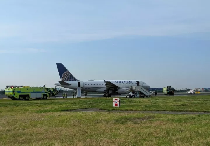 El vuelo 2098 desde el aeropuerto LaGuardia en Nueva York tuvo problemas al despegar. antes de las 8 am del sabado. La Autoridad Portuaria de Nueva York y Nueva Jersey dijo que se trataba de "problemas hidráulicos". FOTO/AP
