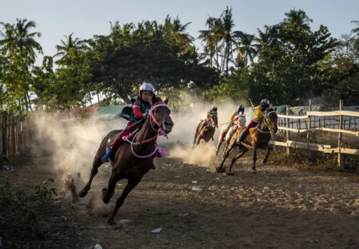 Niños jockeys son clave para las carreras de caballos en Bima, Indonesia, donde compiten niños desde los 5 años. (Adam Dean para The New York Times)