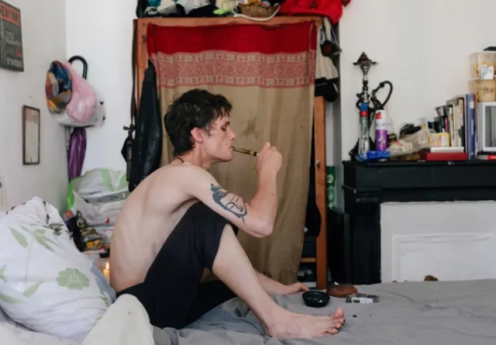 Charly Roué va al barrio de La Colline en París al menos tres veces al día para comprar crack. (Andrea Mantovani para The New York Times)