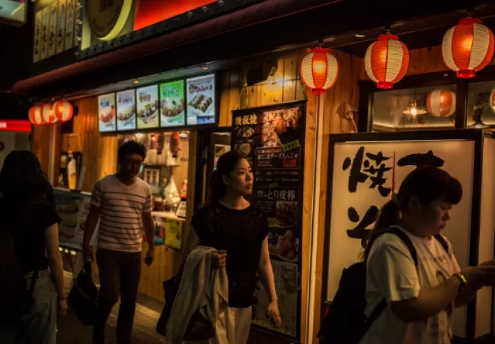 Kaori Shibuya (centro), tiene 42 años, pero no está casada. Abrió su propio café hace dos años y se mantiene. (Andrea DiCenzo para The New York Times)