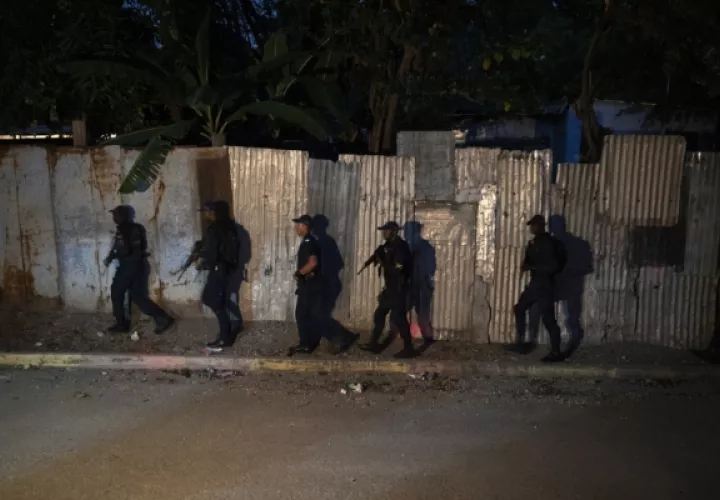 Policías, políticos y hasta pandilleros coinciden en que la violencia en Jamaica es causada por armas, muchas de Estados Unidos. Patrullando calles de Kingston. (Tyler Hicks/The New York Times)