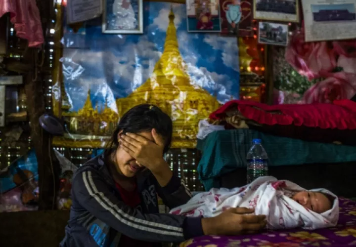 Nyo, de 17 años, fue traficada a China y vendida a un hombre. Ella y su amiga fueron rescatadas. Con su bebé. (Minzayar Oo para The New York Times)