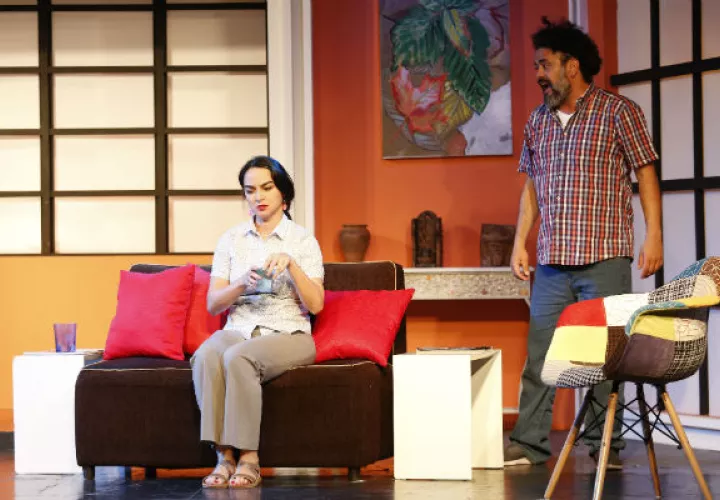 Obra en Teatro ABA. 'Sin filtros en la lengua'. Yiniva Cárdenas e Ian Mitchell. Foto: Josué Arosemena.