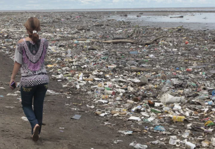 El plástico es la basura que más se puede observar en los océanos.